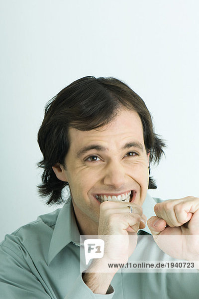 Mann mit Fäusten und geballten Zähnen  Portrait