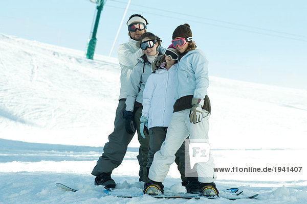 Gruppe von Snowboardern  die im Schnee posieren  volle Länge