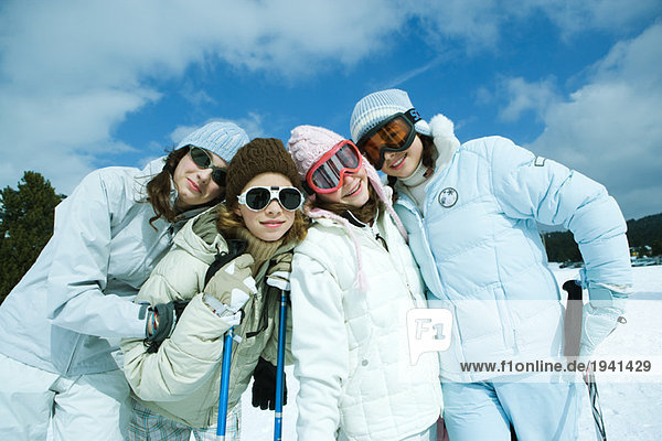 Gruppe junger Mädchen in Skiausrüstung  Portrait