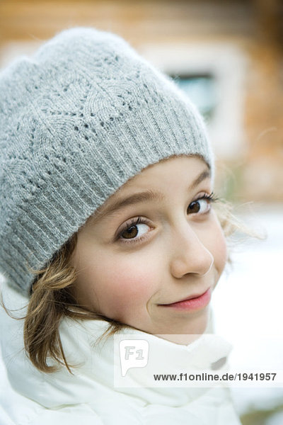 Mädchen in Winterkleidung lächelnd vor der Kamera  Nahaufnahme