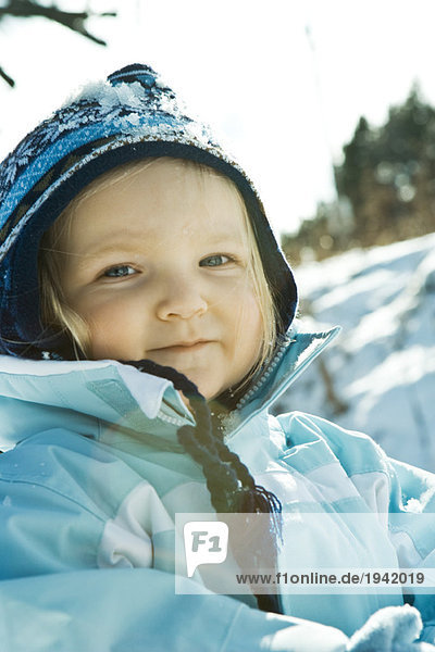 Kleinkind Mädchen in Winterkleidung in verschneiter Landschaft  Portrait