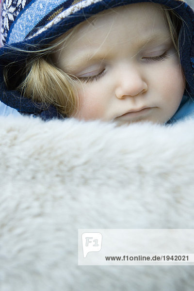 Kleinkind Mädchen  schlafend unter Pelzdecke  Portrait