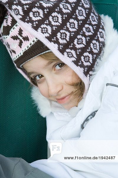 Mädchen in Winterkleidung  lächelnd vor der Kamera  Porträt