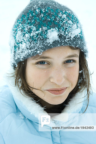 Teenagermädchen in Winterkleidung im Schnee  Nahaufnahme  Portrait