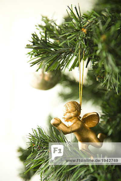 Engel Weihnachtsschmuck hängend am Weihnachtsbaum  beschnittene Ansicht