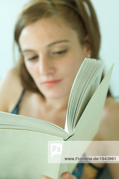 Junge Frau beim Lesen  Schwerpunkt Buch