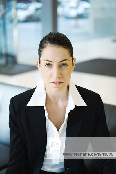 Geschäftsfrau  Blick in die Kamera  Frontansicht  Porträt