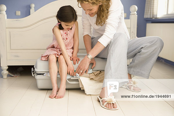 Mutter und Tochter Verpackung Koffer