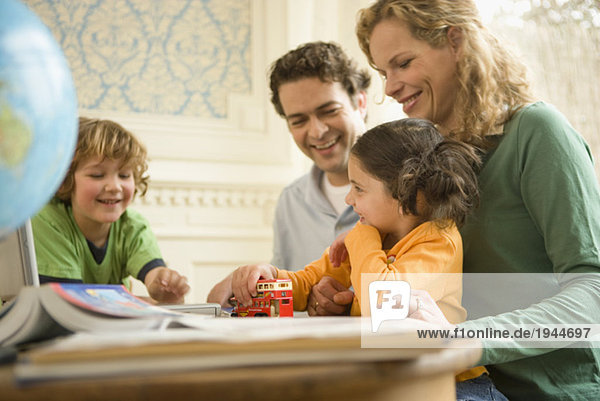 Familie gemeinsam lesen