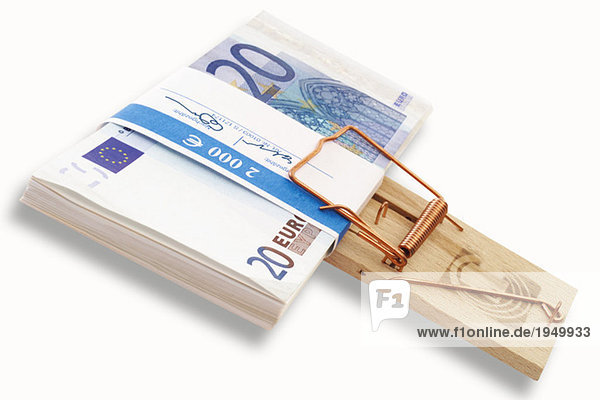 Mausefalle mit einem Bündel Banknoten  zwanzig Euro-Scheine