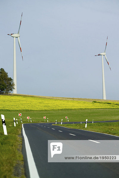 Windkraftanlagen im Feld
