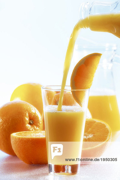 Orangensaft in Glas gegossen