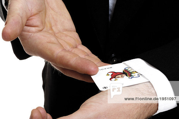 Mann zieht Spielkarte aus dem Ärmel  Nahaufnahme  Mittelteil
