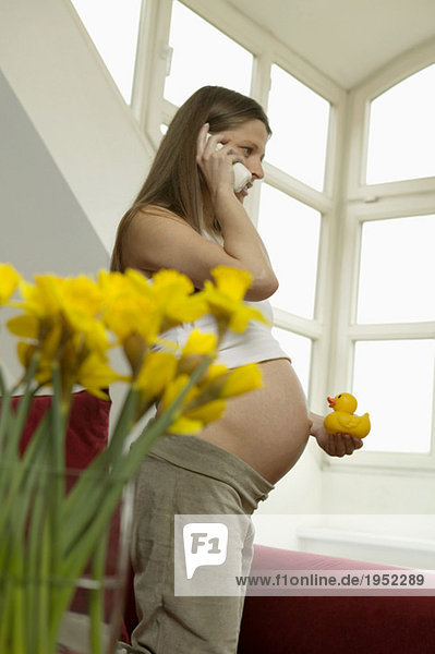 Schwangere Frau mit Telefon