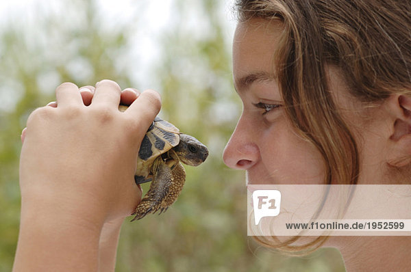 Teenager Mädchen mit Schildkröte  Nahaufnahme