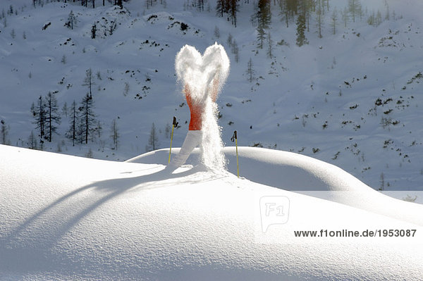 Frau auf schneebedecktem Berg stehend  Schnee werfend