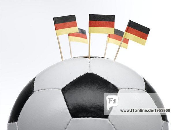 Deutsche Fahnen im Fußball durchbohrt