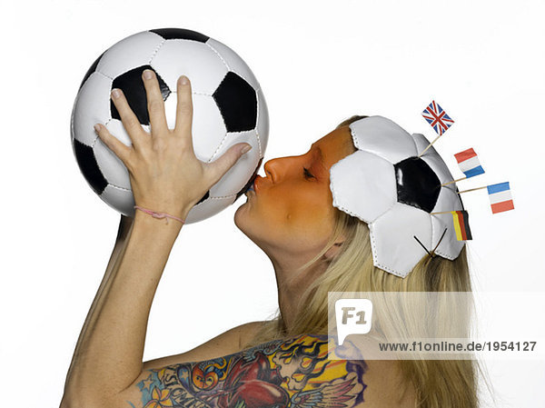 Frau aus Holland küsst Fußball
