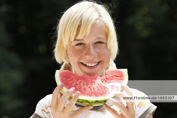 Teenager Mädchen (13-15) beim Essen von Wassermelone  Nahaufnahme  Portrait