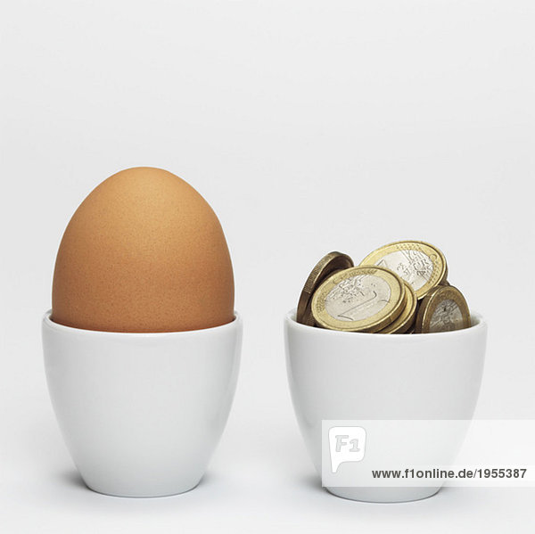 Eier- und Euromünzen in Eierbechern  Nahaufnahme