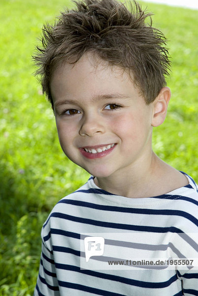 Junge (4-7) lächelnd,  Portrait,  Nahaufnahme