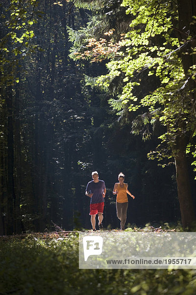 Junges Paar beim Joggen im Wald