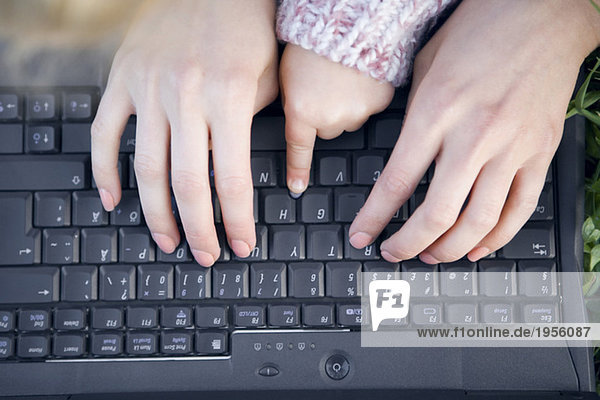 Hände auf der Computertastatur,  Nahaufnahme,  Hochansicht,  Nahaufnahme