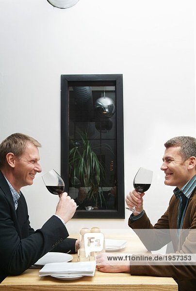 Zwei Männer trinken Wein