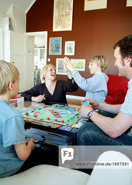Familie spielt zusammen ein Gesellschaftsspiel