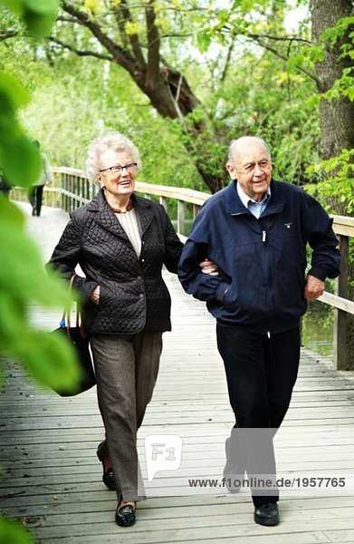 Spaziergang für ältere Paare