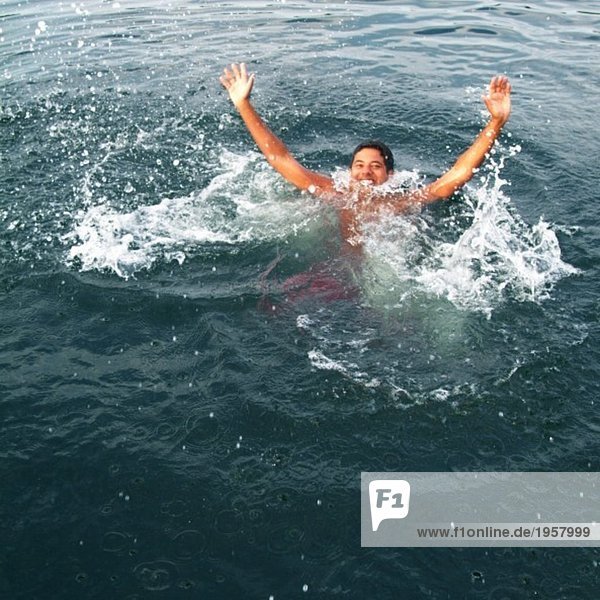 Mann mit Spaß im Wasser