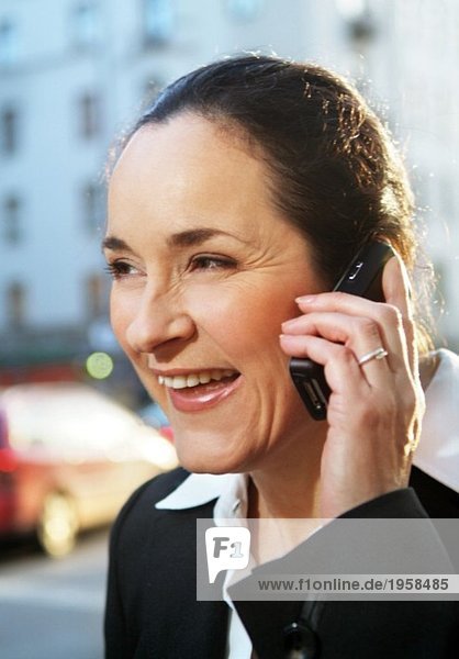 Geschäftsfrau spricht auf ihrem Handy