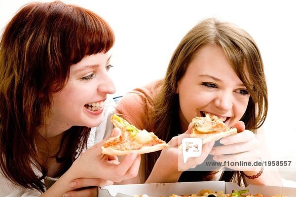 Zwei junge Mädchen beim Pizzaessen
