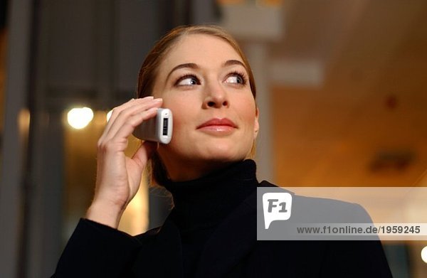 Junge Frau beim Telefonieren
