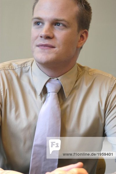 Portrait eines jungen Mannes mit Krawatte