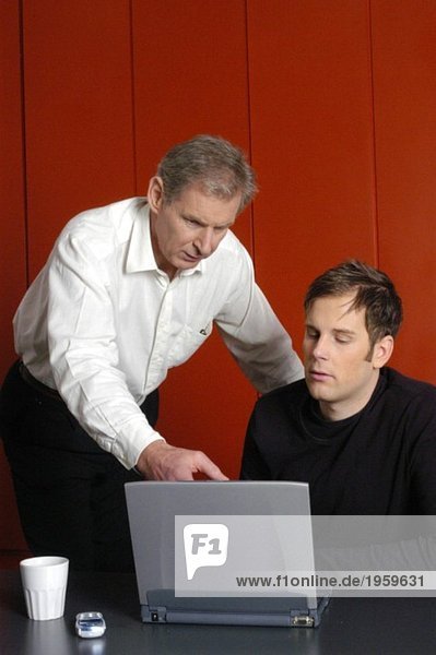 Zwei Geschäftsleute mit einem Computer
