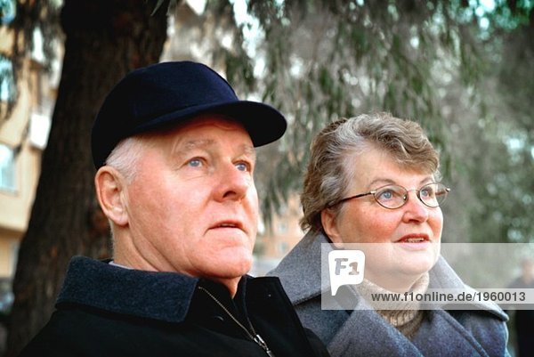 Älteres Paar auf der Parkbank