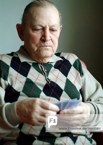 Älterer Mann beim Kartenspielen