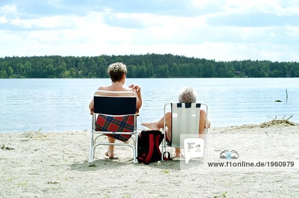 Älteres Paar im Liegestuhl am Strand