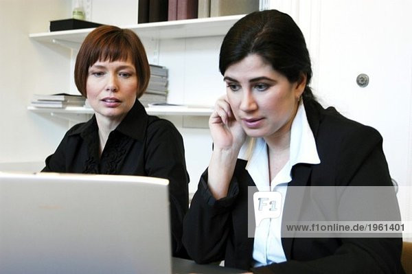 Geschäftsfrauen mit Laptop