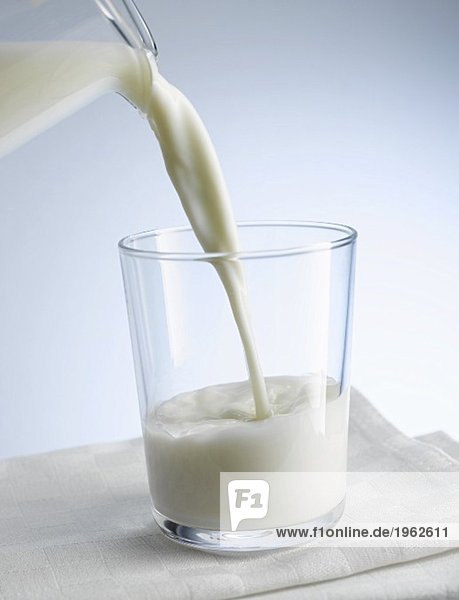 Milch ins Glas giessen
