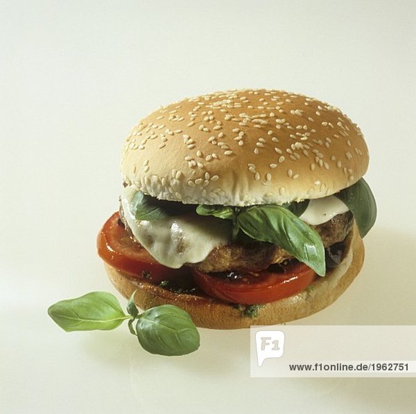 Ein Hamburger mit Basilikumblättern