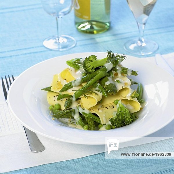 Lasagneblätter mit grünem Gemüse und Hollandaise-Sauce