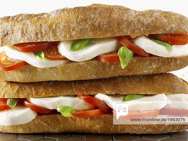 Zwei Baguettesandwiches mit Mozzarella und Tomaten
