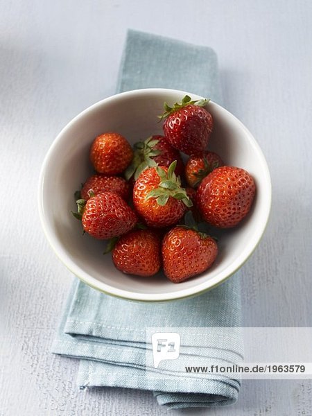Ein Schälchen mit frischen Erdbeeren