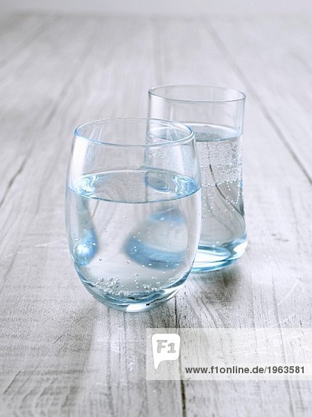 Zwei Gläser Mineralwasser
