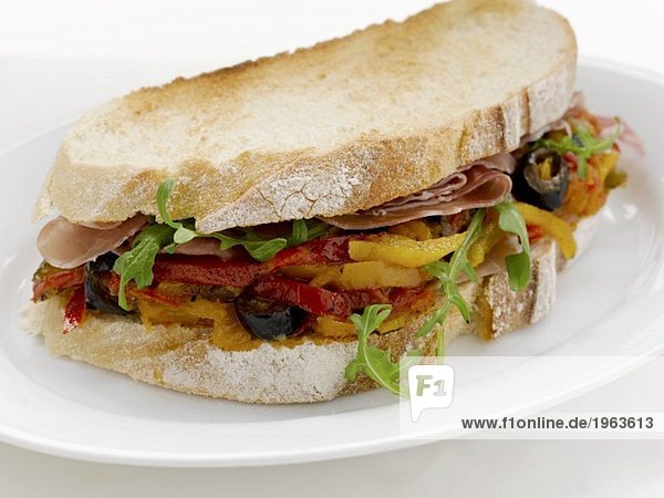 Paprika-Oliven-Sandwich mit Parmaschinken