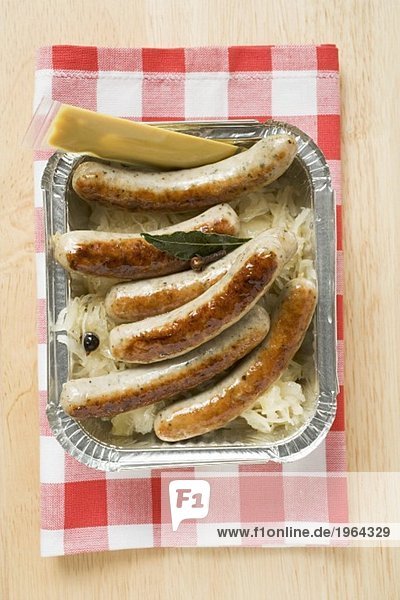 Grillwürstchen mit Sauerkraut und Senf zum Mitnehmen
