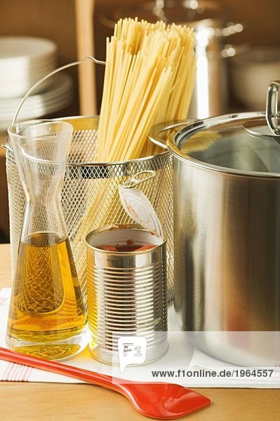 Spaghetti  Dosentomaten  Öl und Kochtopf