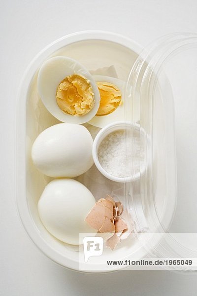Gekochte Eier und Salz in Frischhaltedose